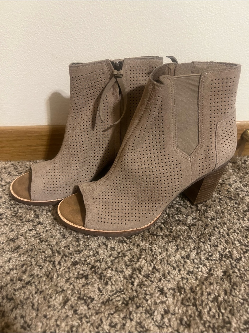 TOMS Suede Open Toe Bootie Womens Size 8.5 Block Heel Taupe Zip Up
